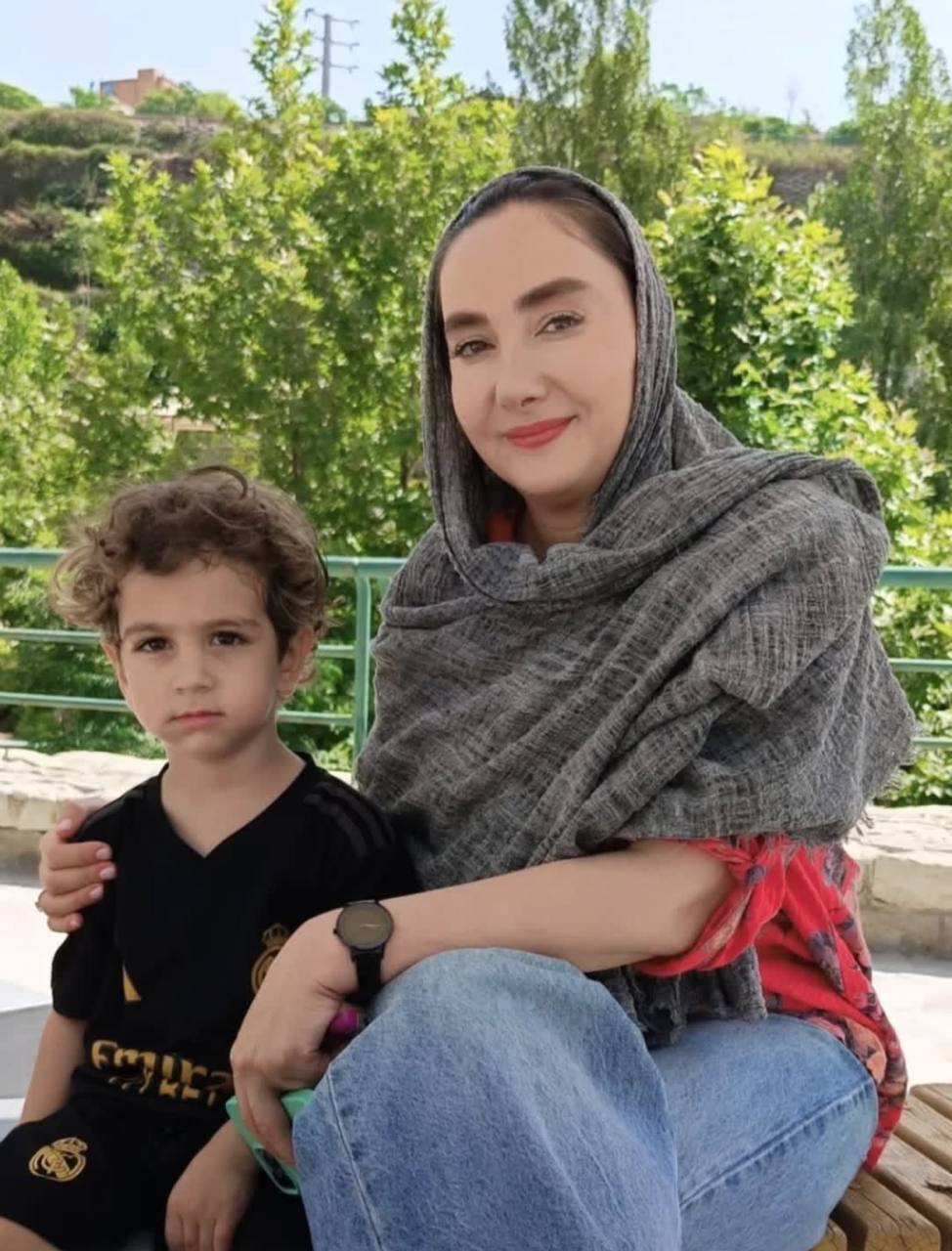 عکس/تیپ خودمانیِ هانیه توسلی در پشت‌صحنه سریال کنکل