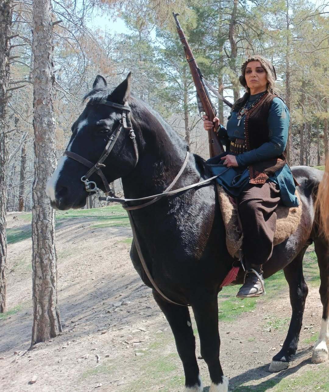 عکس/اسب سواریِ الهام پاوه‌نژاد در سریال «شکارگاه»