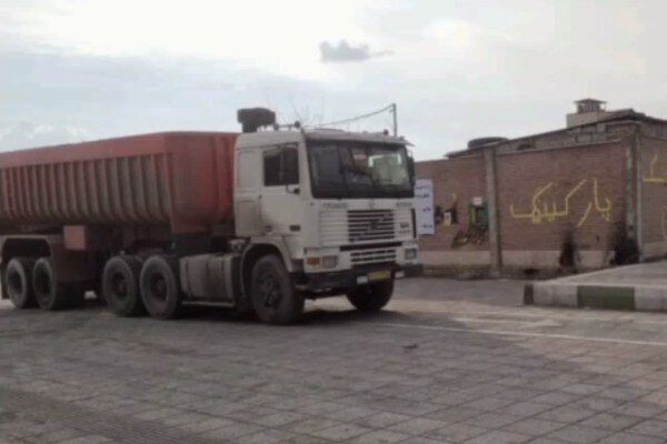 تریلی با راننده 13ساله در محور یزد_میبد متوقف شد