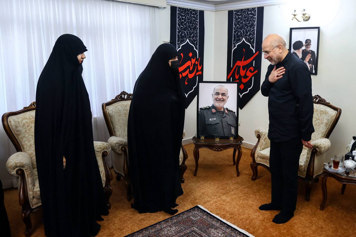 حضور قالیباف در منازل شهیدان رشید، سلامی و محققی