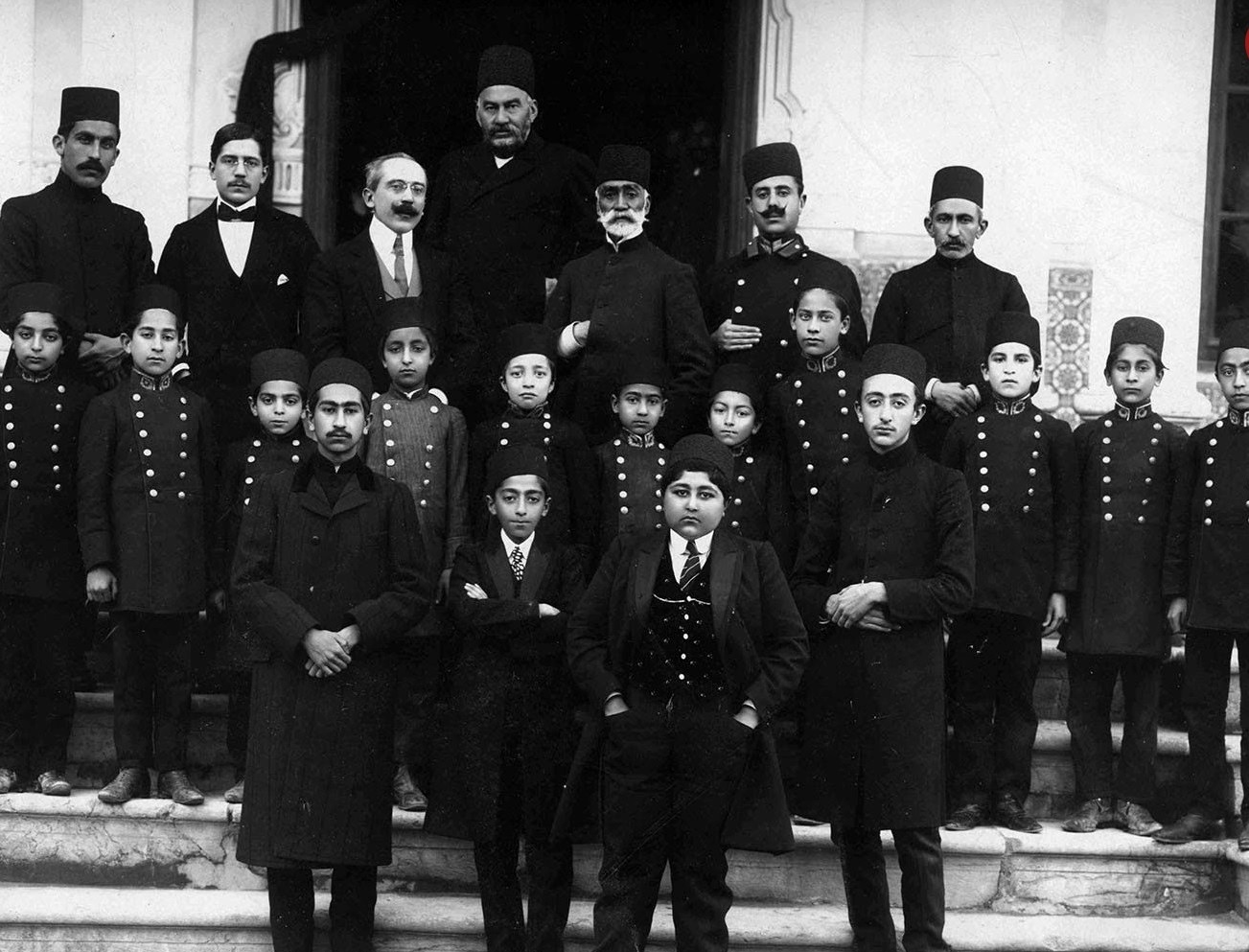 عکس/ «احمدشاه و ولیعهدش» در کنار همکلاسی هایشان در دبستان؛ دهه ۱۲۸۰ عکس/ «احمدشاه و ولیعهدش» در کنار همکلاسی هایشان در دبستان؛ دهه ۱۲۸۰