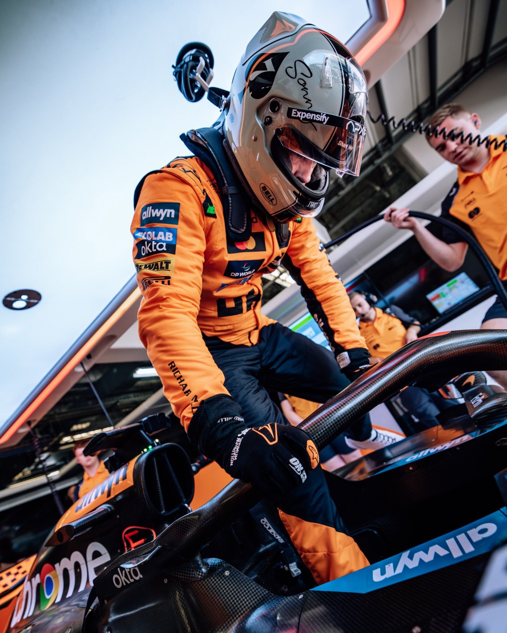 عکس/ برد پیت سوار بر ماشین تیم فرمول یک مک لارن عکس/ برد پیت سوار بر ماشین تیم فرمول یک مک لارن