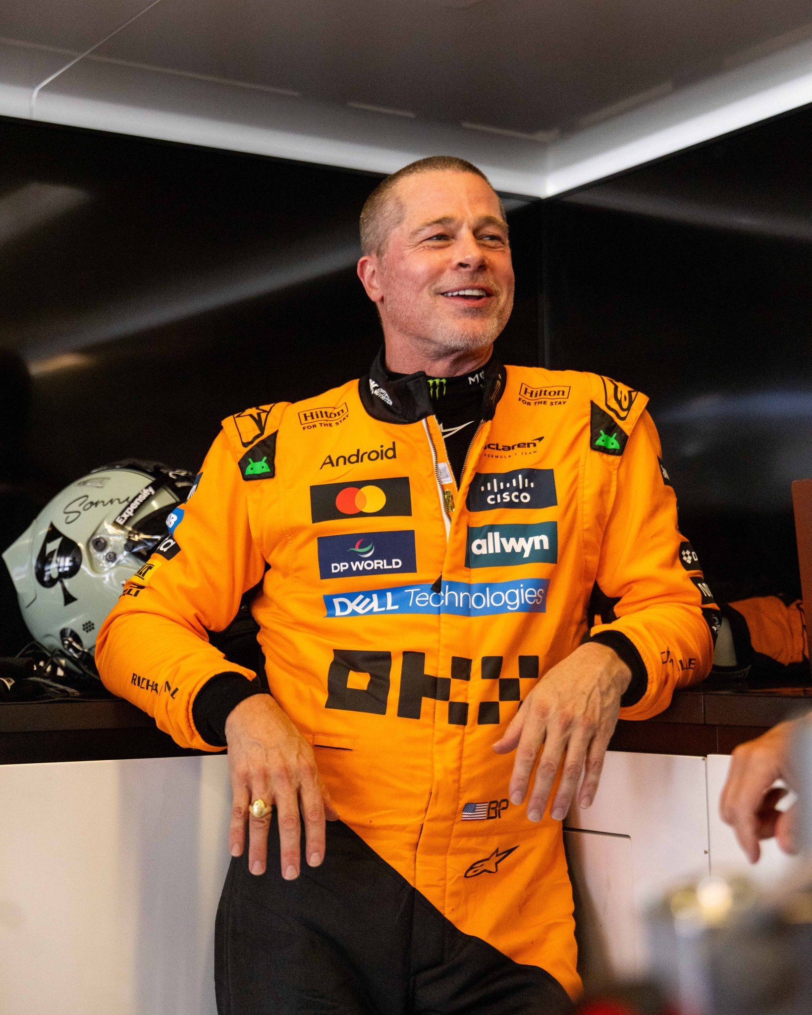 عکس/ برد پیت سوار بر ماشین تیم فرمول یک مک لارن عکس/ برد پیت سوار بر ماشین تیم فرمول یک مک لارن