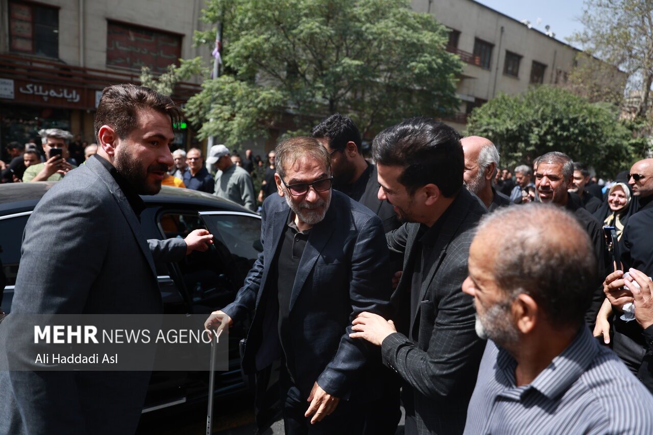 عکس | حضور علی شمخانی در مراسم وداع با شهدا