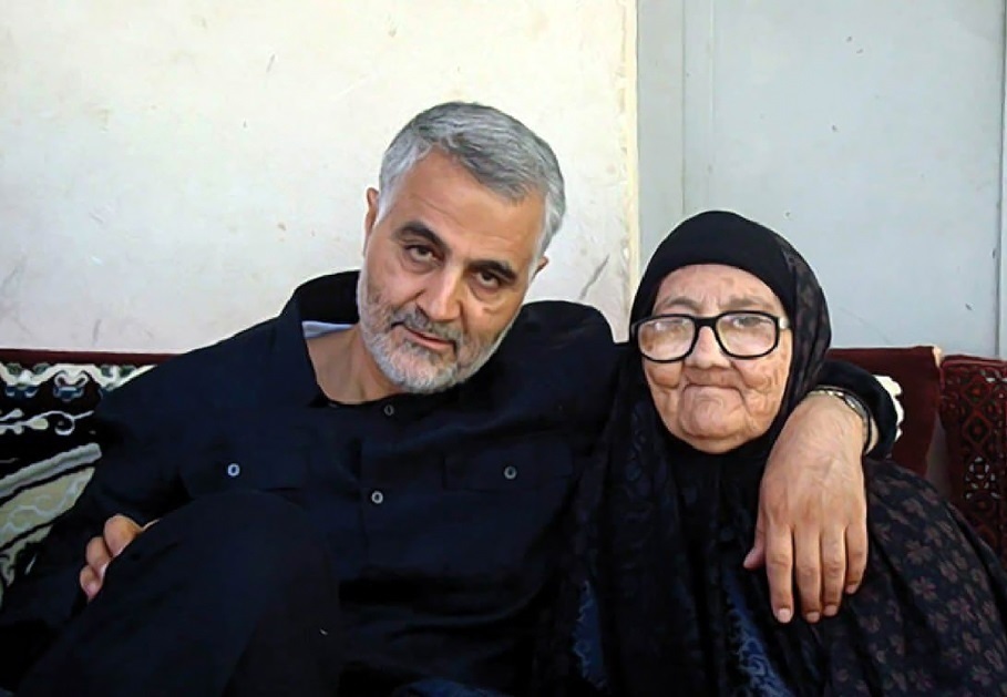 عکس/ ژست احساسی «سردار سلیمانی در کنار مادرش»؛ دهه ۹۰ عکس/ ژست احساسی «سردار سلیمانی در کنار مادرش»؛ دهه ۹۰