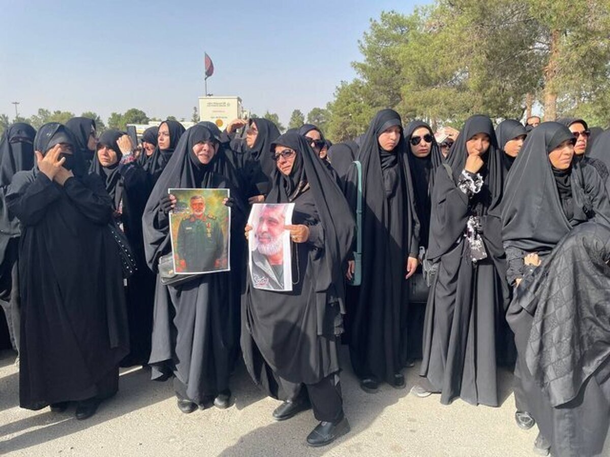 مراسم خاکسپاری شهیدان باقری و حاجی‌زاده برگزار شد + عکس