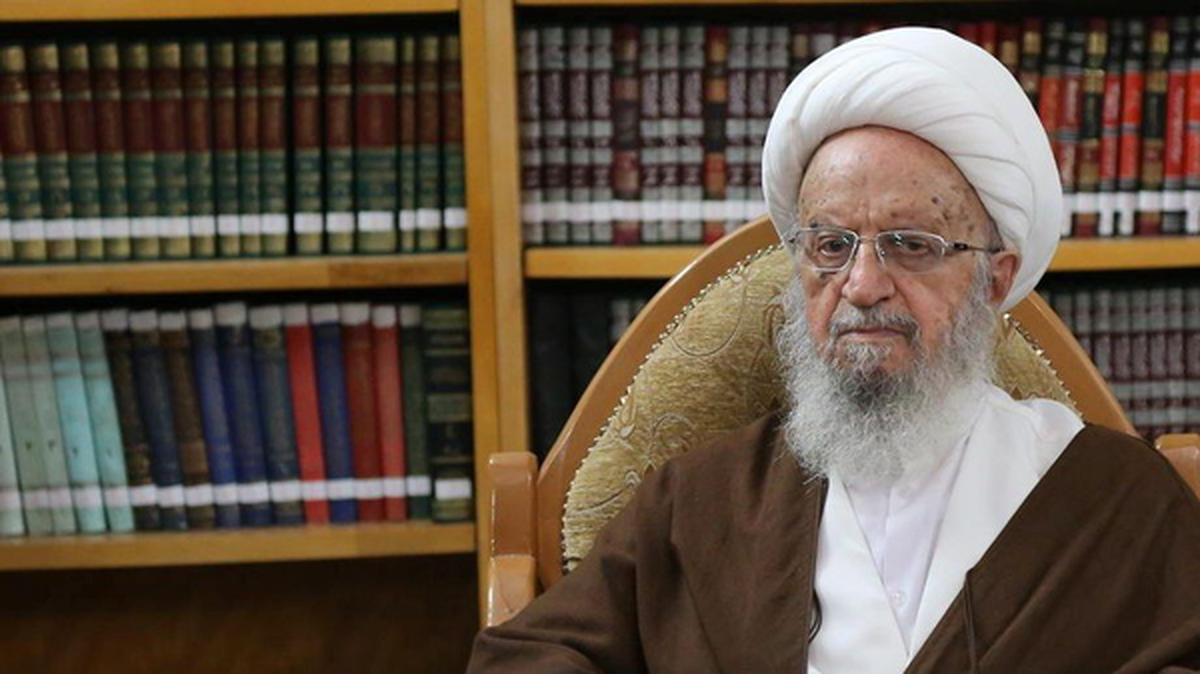 آیت‌الله مکارم: ترامپ حکم محارب دارد