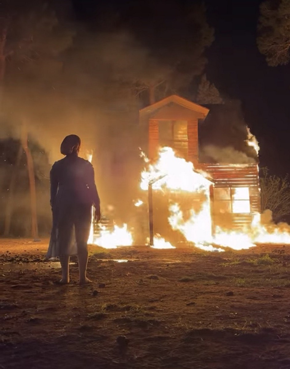 عکس/جشن تولد متفاوت الناز شاکردوست در کنار خانه آتش گرفته اش