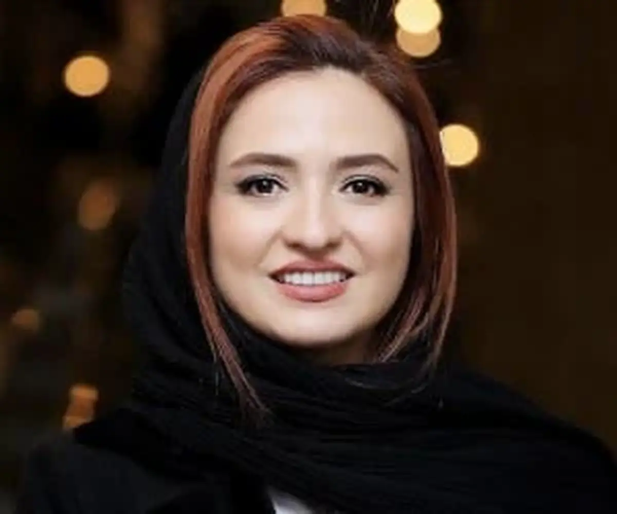 عکس/ظاهر جذاب گلاره عباسی در یک نشست کتابخوانی