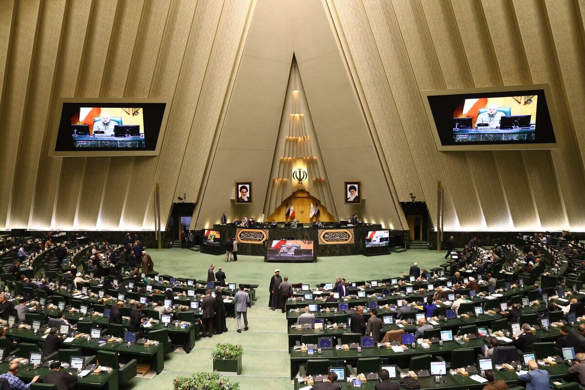 موضوع استعلام وضعیت امکان تردد ایرانیان خارج از کشور برای رفع ابهام به کمیسیون ارجاع داد