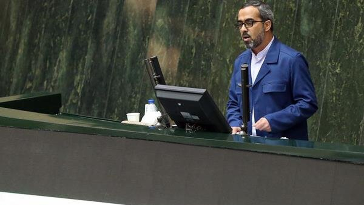 ایزدخواه: اقتصاد کشور تحت سلطه دلار و مبتلا به سرطان خام فروشی است