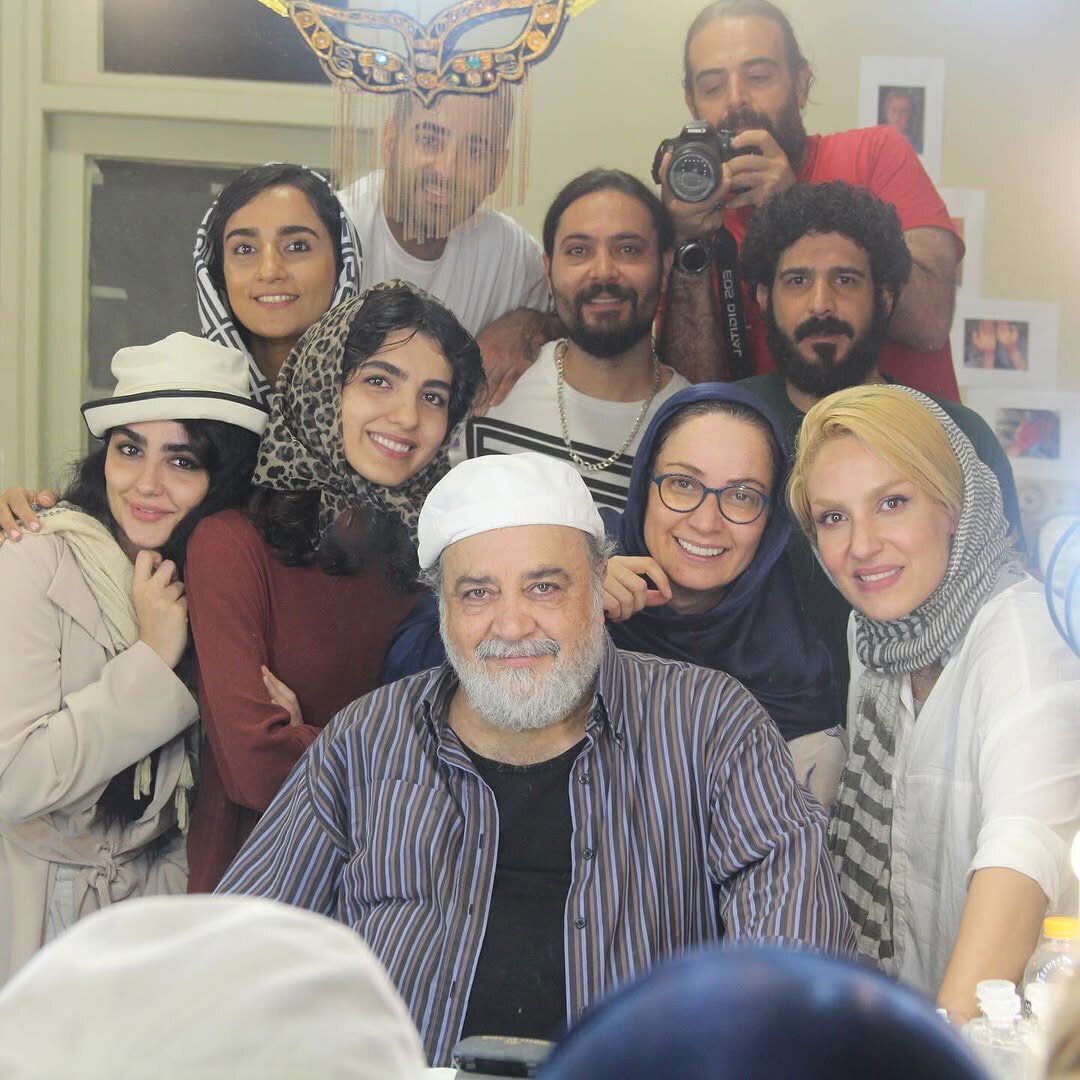 محمدرضا شریفی‌نیا در اتاق گریم «تاسیان»؛ عکسی از پشت صحنه سریال