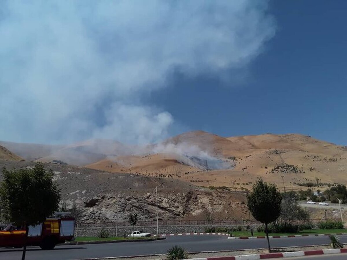 آتش‌سوزی گسترده در کوه آبیدر سنندج/ ۵ تیم عملیاتی در حال مهار حریق