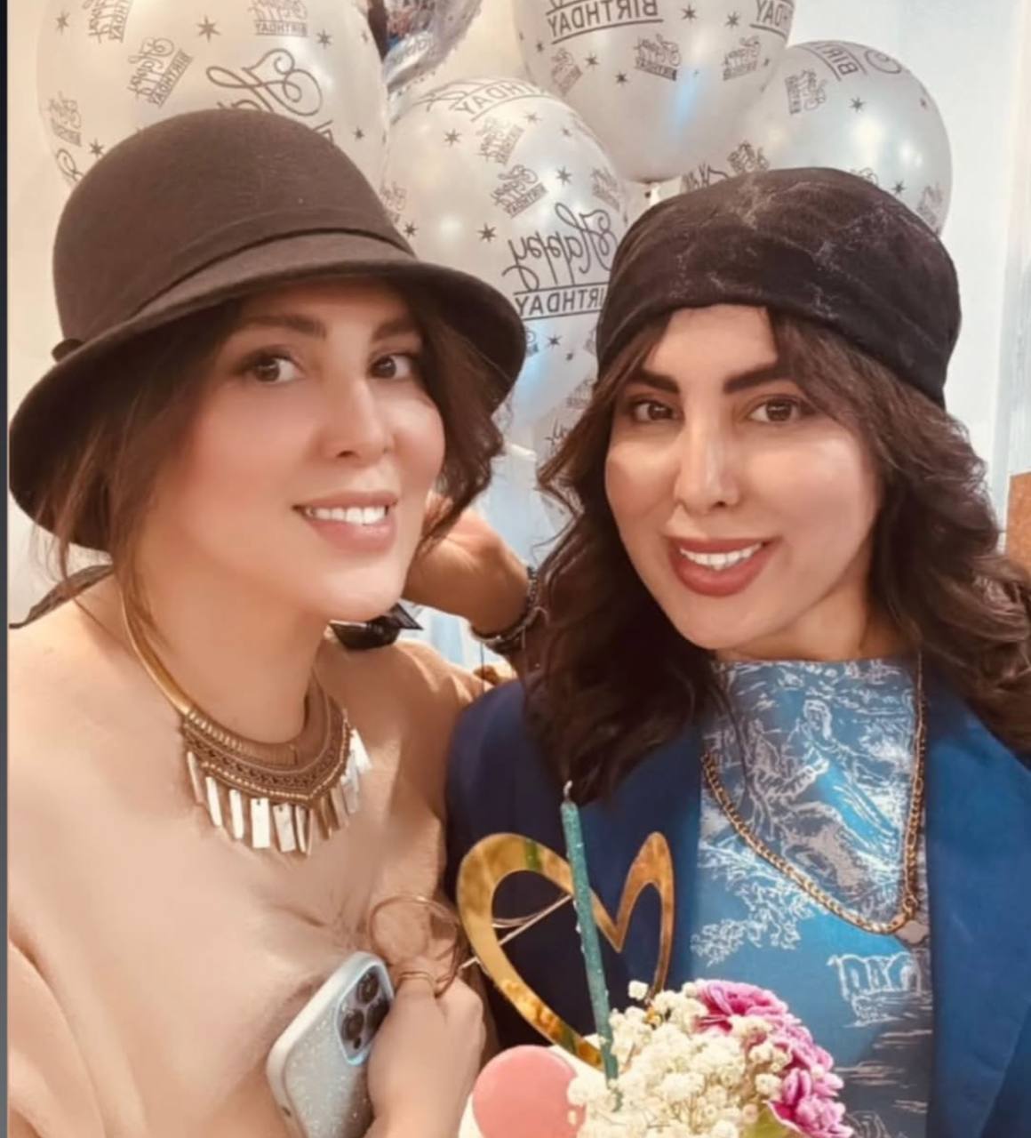 عکس/شباهتِ حیرت‌انگیز لیلا بلوکات و خواهرش