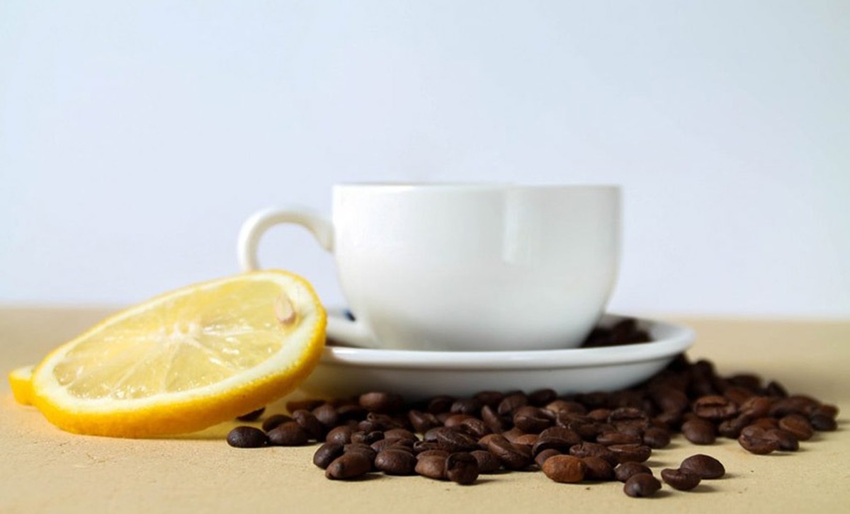 نوشیدن چای و قهوه در اول صبح واقعاً خوش خلق مان می‌کند؟