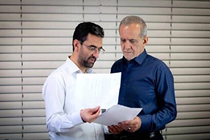 انتقاد آذری جهرمی از اظهارات پزشکیان درباره مذاکرات ایران و آمریکا