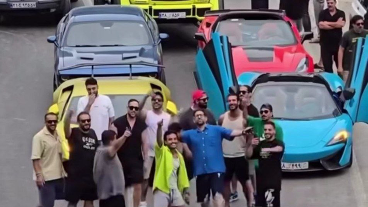 جنجال بسته‌شدن جاده فیروزکوه با چند خودروی لاکچری؛ ماجرا چه بود؟