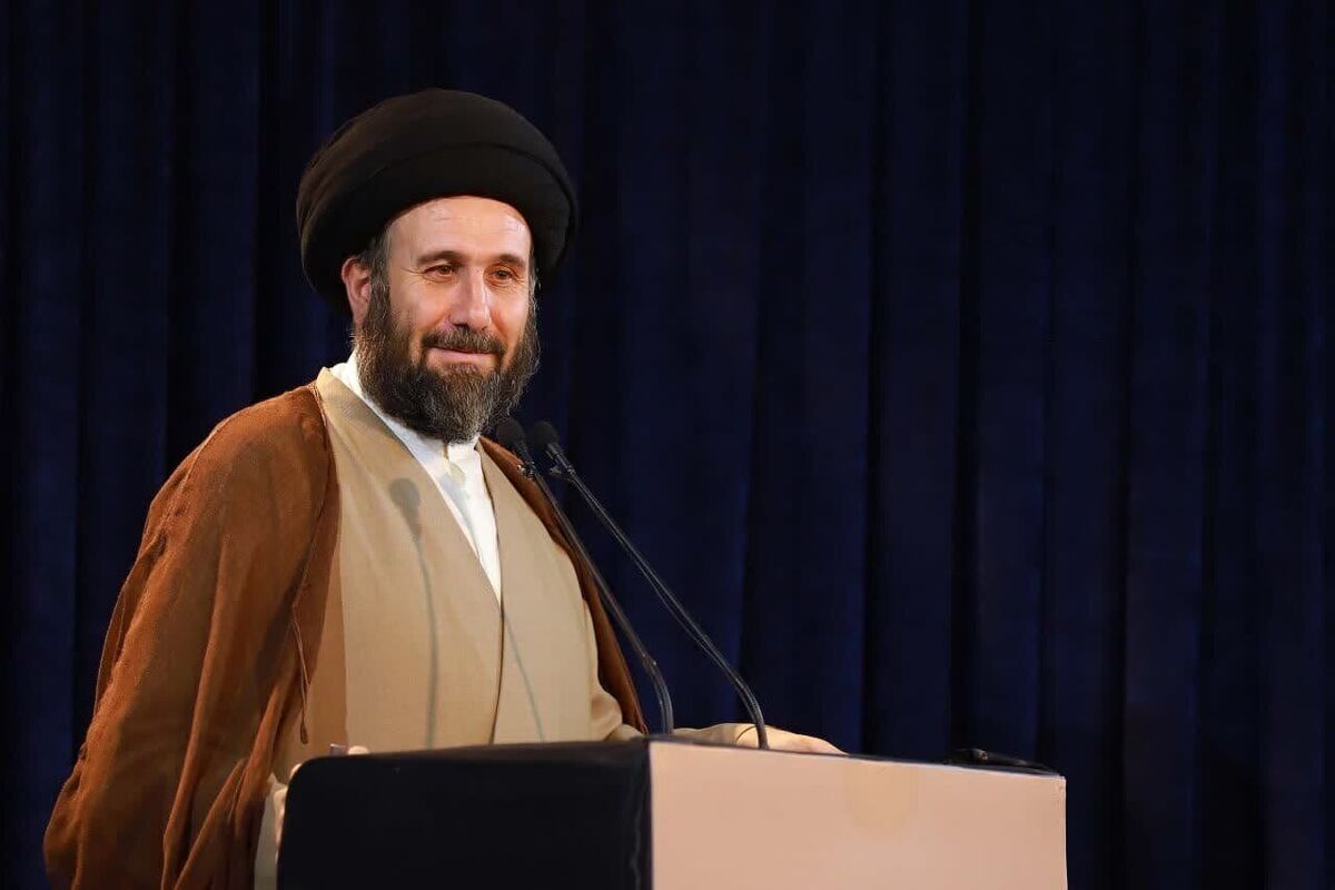 امام جمعه قزوین: حضور جوانان در نماز مساجد کمرنگ است/ دشمن می‌گوید حالا خانم‌ها روسری سر نکنند و مقداری شلوارشان را بالا بزنند چه ایرادی دارد؟