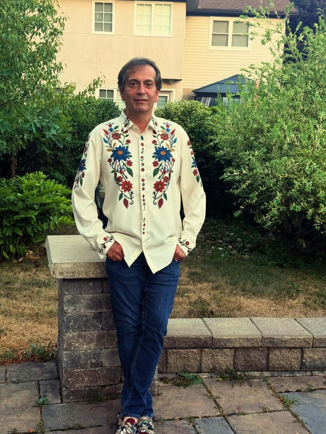 عکس/ استایل متفاوت رامسین کبریتی با لباس گلدار و کفش عروسکی