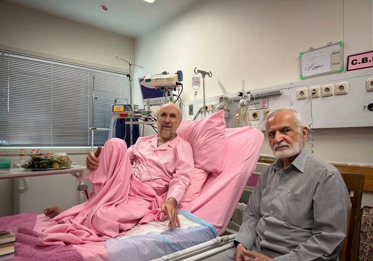 عیادت کمال خرازی از سید محمد خاتمی