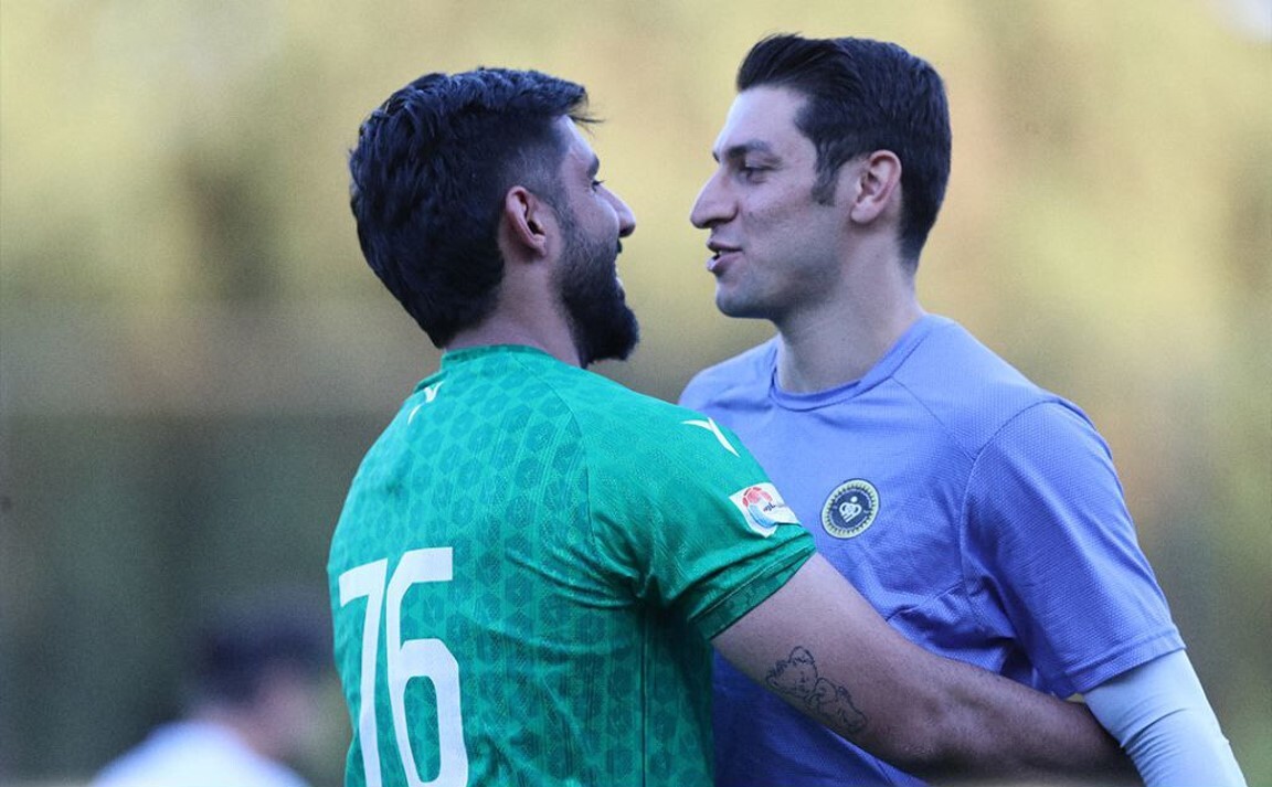 غیبت عجیب یک بازیکن در عکسهای باشگاه سپاهان؛ محمدرضا اخباری در کنار فرعباسی گلر استقلال! غیبت عجیب یک بازیکن در عکسهای باشگاه سپاهان؛ محمدرضا اخباری در کنار فرعباسی گلر استقلال!