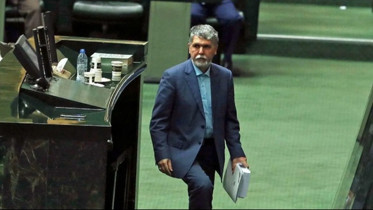 وزیر ارشاد کارت زرد دریافت کرد