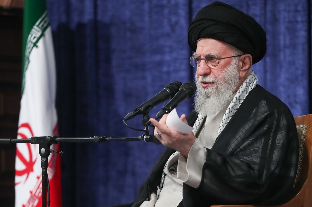 رهبر انقلاب: کسانی که می‌گویند چرا با امریکا مذاکره مستقیم نمی‌کنید ظاهر بین هستند