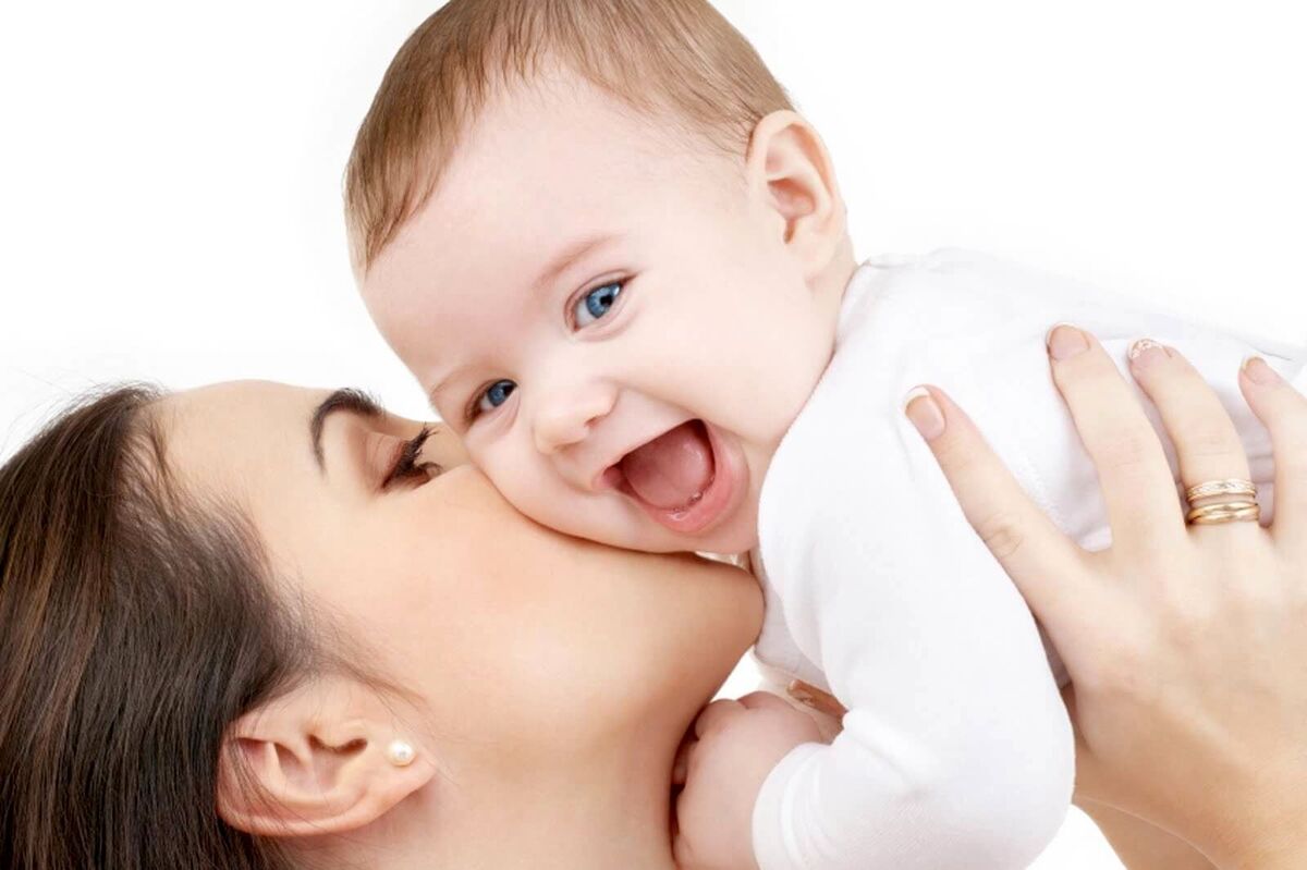 چرا نباید نوزاد را بوسید؟