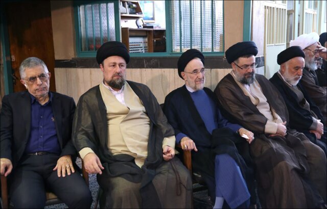 حضور خبرساز خاتمی و کروبی در یک مراسم ختم + عکس حضور خبرساز خاتمی و کروبی در یک مراسم ختم + عکس