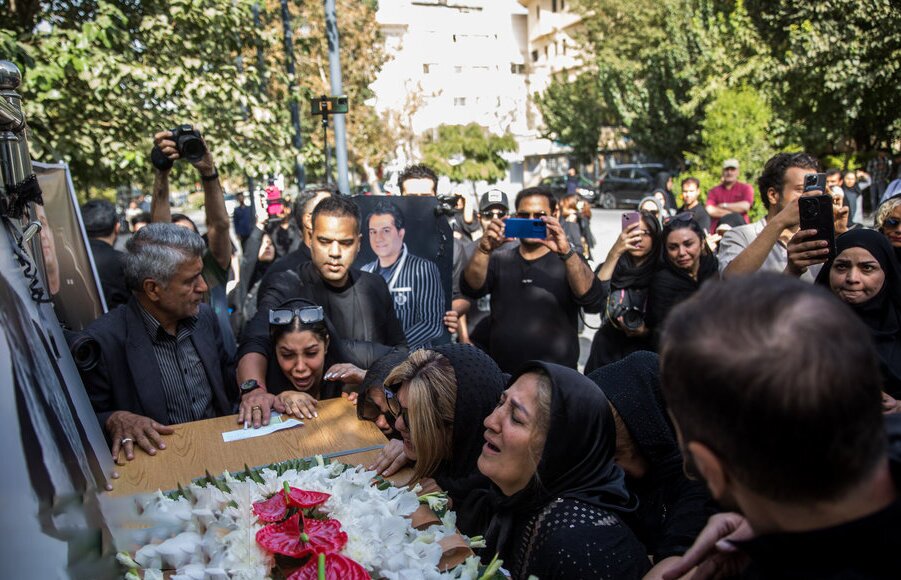 امید جهان دوست نداشت برایش گریه کنند ؛ چهره‌هایی که به مراسم وداع با پیکر این خواننده آمدند