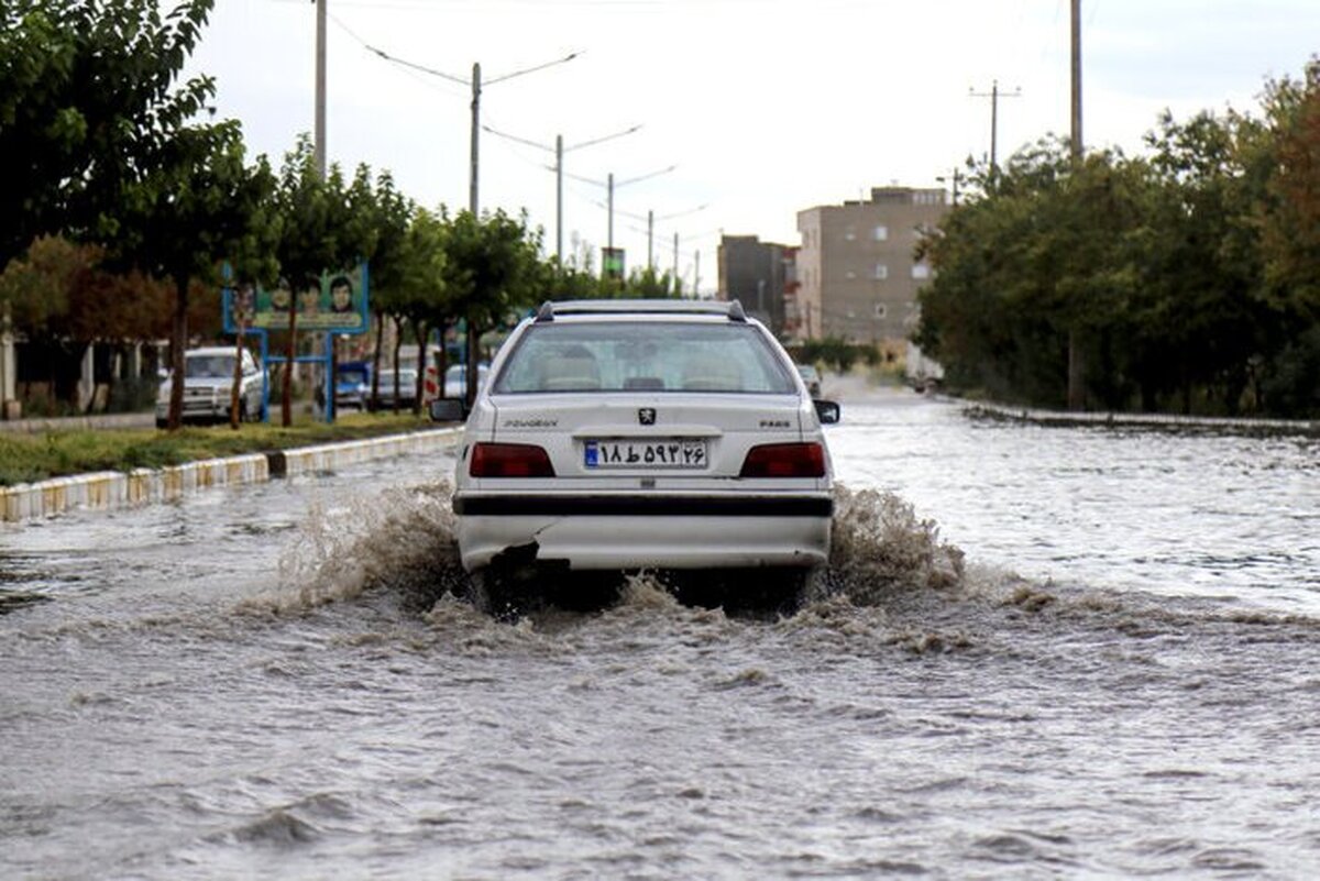بارش شدید باران و ریزش سنگ در جاده عباس آباد - کلاردشت