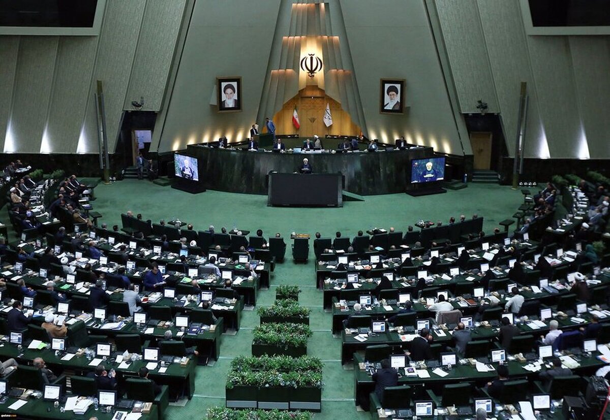 نامه ۷۱ نماینده به سران قوا: سلاح هسته‌ای بسازیم