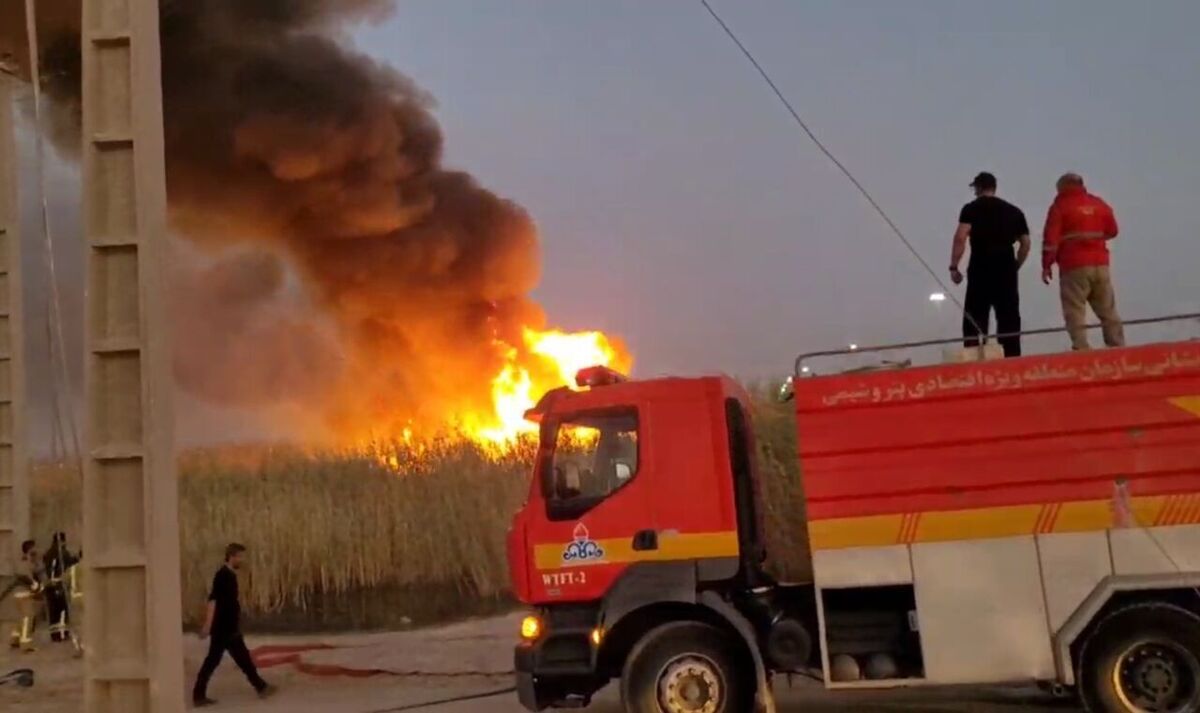 انبار لوله در گناباد دچار آتش‌سوزی گسترده شد