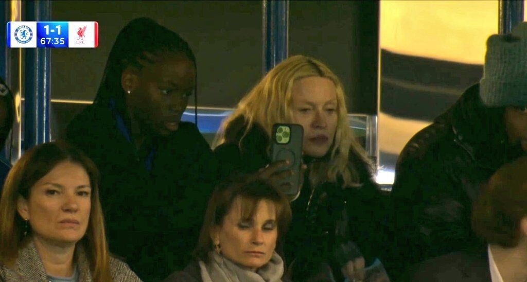 شکار ملکه موسیقی پاپ روی سکوها/ مدونا در بین تماشاگران چلسی شناسایی شد +عکس