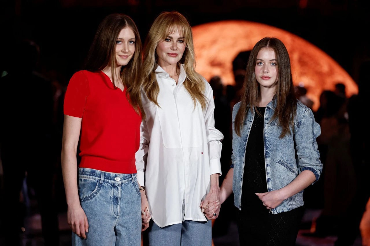 عکس/ نیکول کیدمن به همراه دو دخترش در یک فشن شو حضور یافت