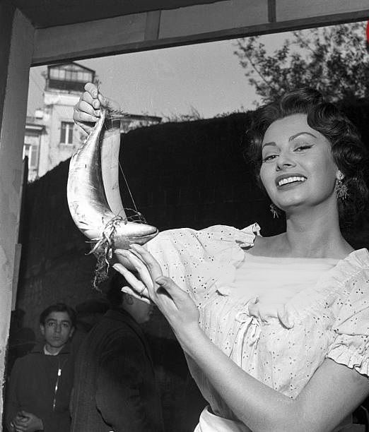 سفر در زمان؛ «سوفیا لورن» در پشت صحنه فیلم «طلای ناپل» در ناپل؛ سال ۱۳۳۲