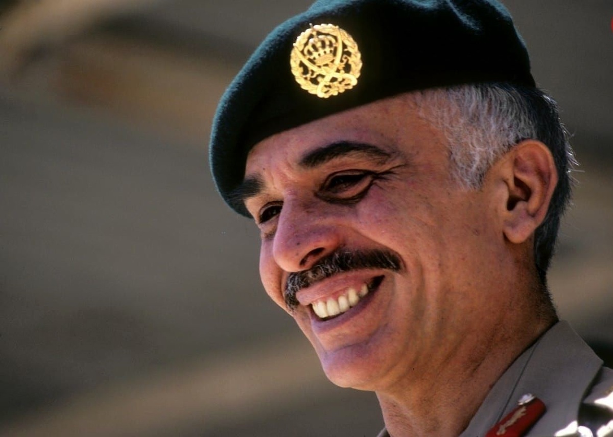 عکس؛ سفر در زمان؛ «ملک حسین پادشاه اردن» در ۱۷ سالگی و در فرودگاه لندن؛ سال ۱۳۳۱