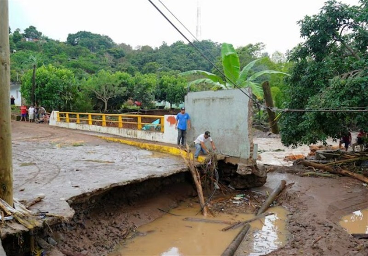 افزایش شمار قربانیان بارش‌های سیل آسا در مکزیک به ۶۴ نفر