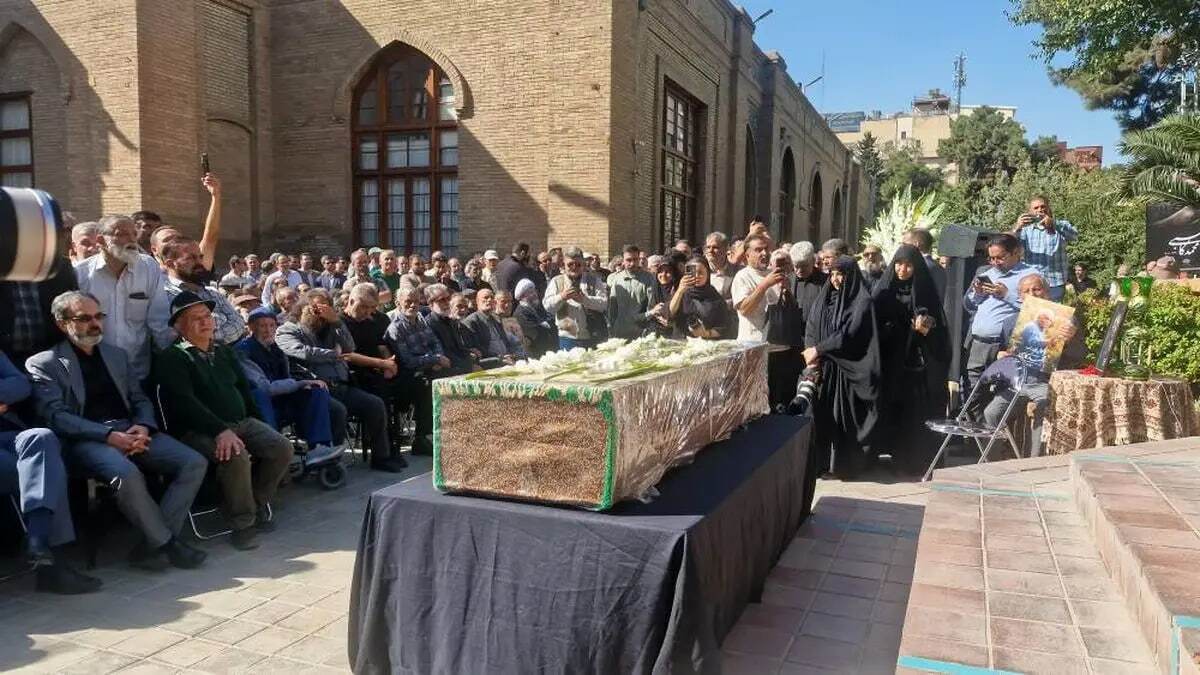 تصویری از خانواده محمد کاسبی در مراسم تشییع