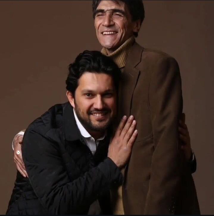 یادگاری حامد بهداد از ناصر تقوایی/ عکس یادگاری حامد بهداد از ناصر تقوایی/ عکس