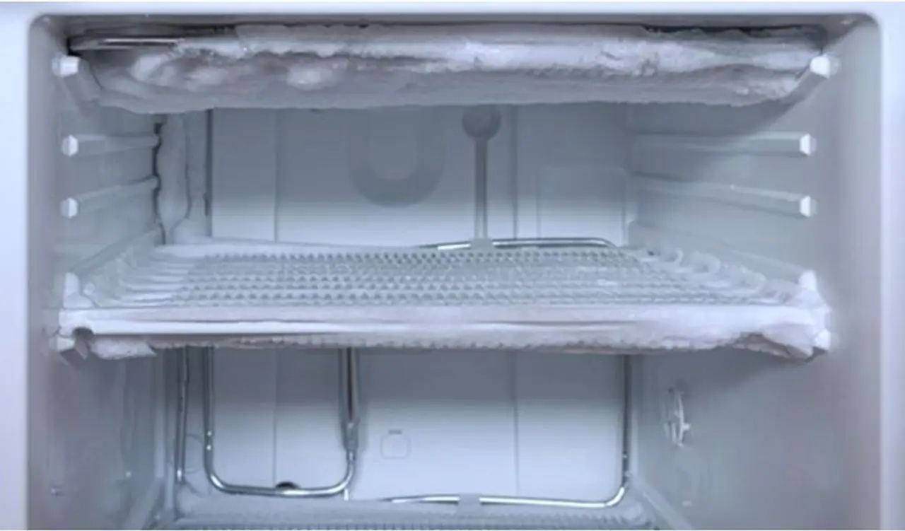 تشکیل برفک در طبقات فریزر یخچال بوش تشکیل برفک در طبقات فریزر یخچال بوش