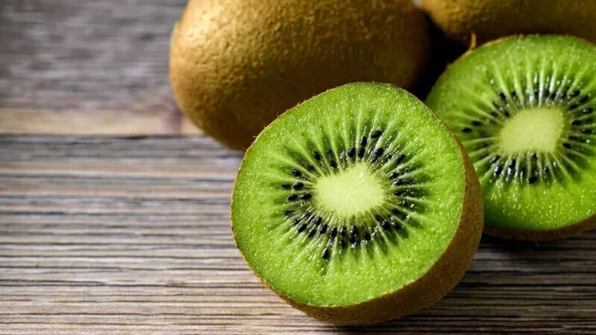 چقدر کیوی بخوریم تا یبوست‌مان خوب شود؟