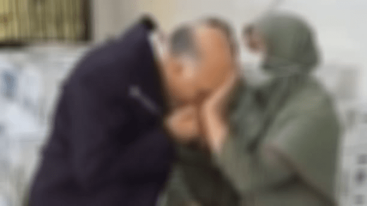 احضار کارفرما بخاطر بوسه بر دستان کارگر زن در مشهد