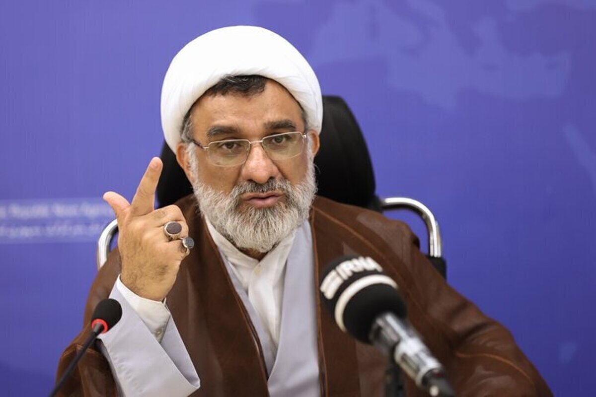 دبیر شورای عالی انقلاب فرهنگی: قانون منع فعالیت ایرانیان دو تابعیتی باید اصلاح شود