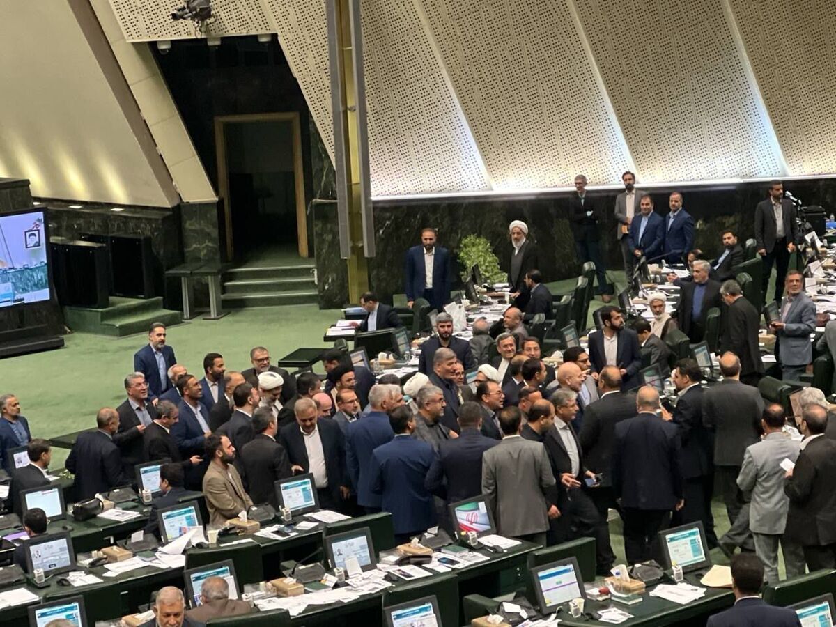نیکزاد: مجلس یکشنبه نامه نمایندگان درباره ساخت سلاح هسته‌ای را بررسی می‌کند