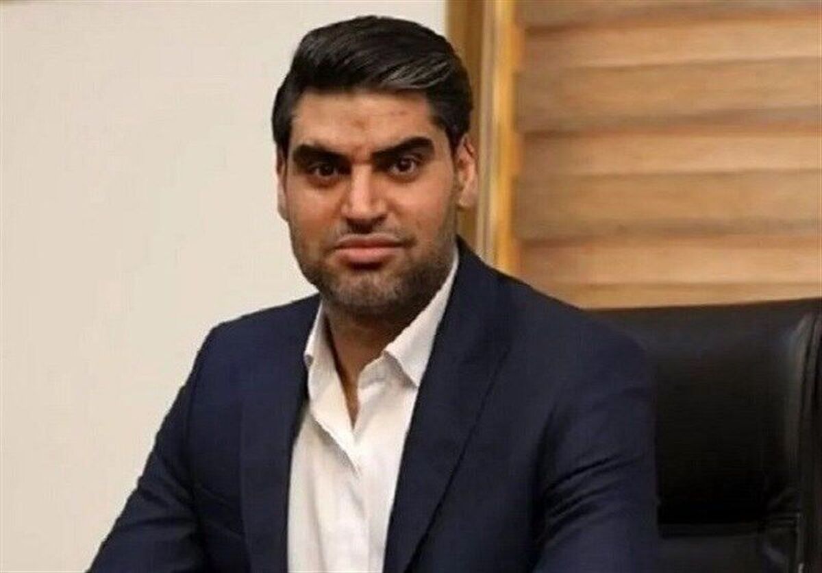 یک پرسپولیسی از سمتش کناره‌گیری کرد