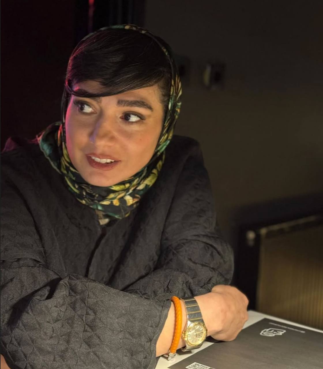 ژست نگاه به افقِ «مینا وحید» در کافه‌ای دنج و تاریک!