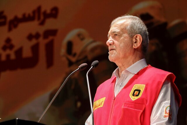 پزشکیان «آتش نشان» شد + عکس