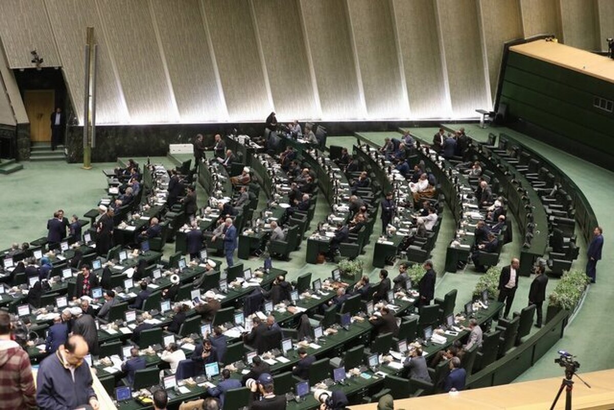 جلسه علنی مجلس؛ از حمله ثابتی به بابک زنجانی و دولت روحانی تا زمزمه‌های بنزینی