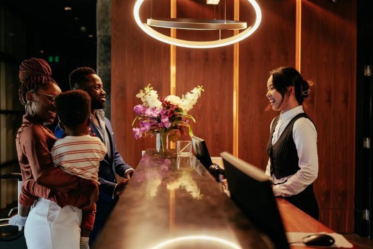 ساعت پذیرش هتل و قوانین آن